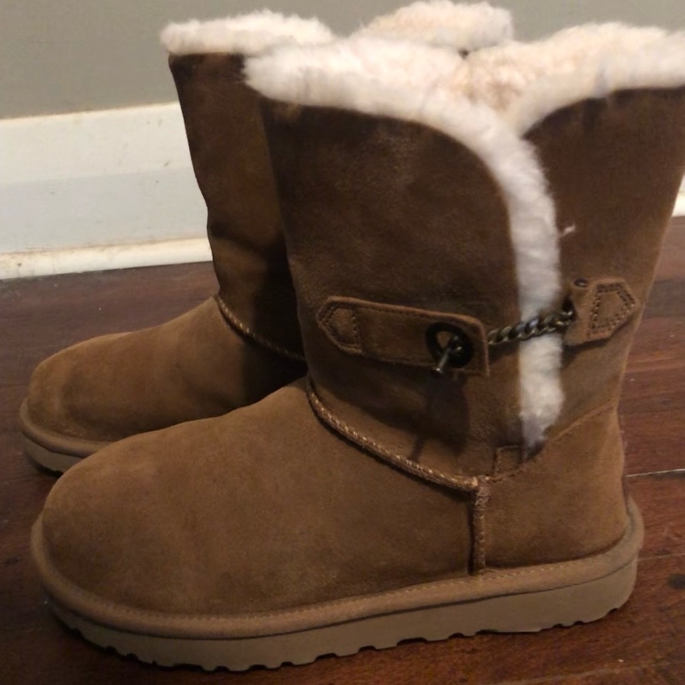 7 UGG NWOT Classic Sherpa Boots, Side Toggle Detail, Like New